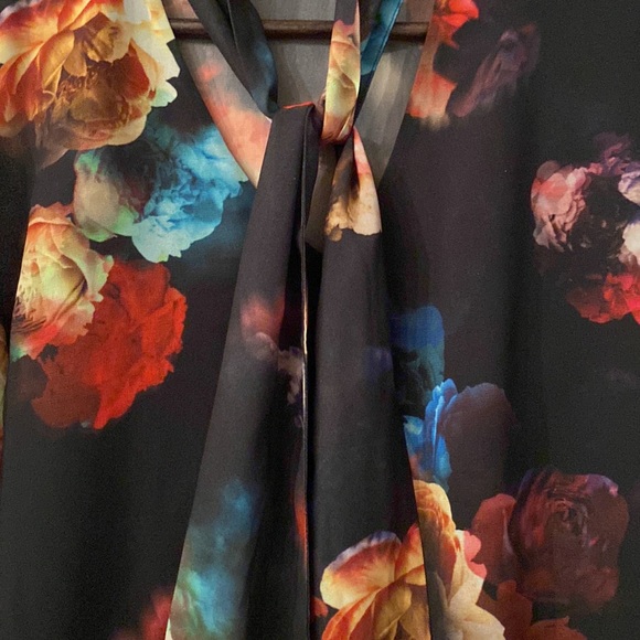 Floral Print Blouse With Bow - Picture 4 of 5